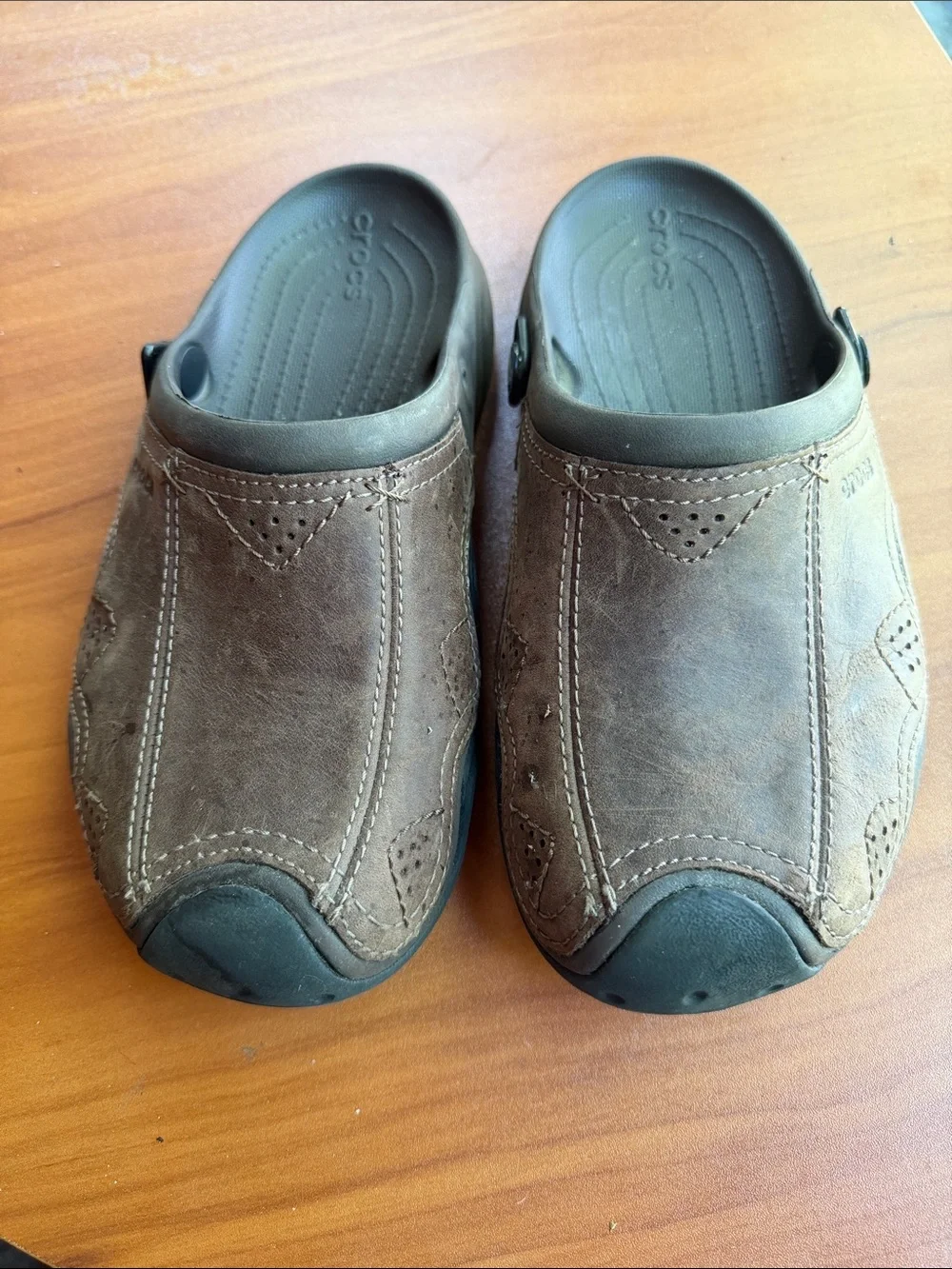 805 10/$50 🏄🏻‍♀️ Crocs Men’s Brown Slip-On Clog